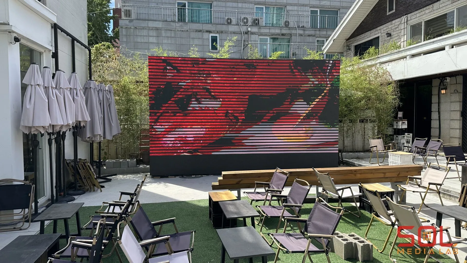 하우스오브우물, 야외 LED 스크린